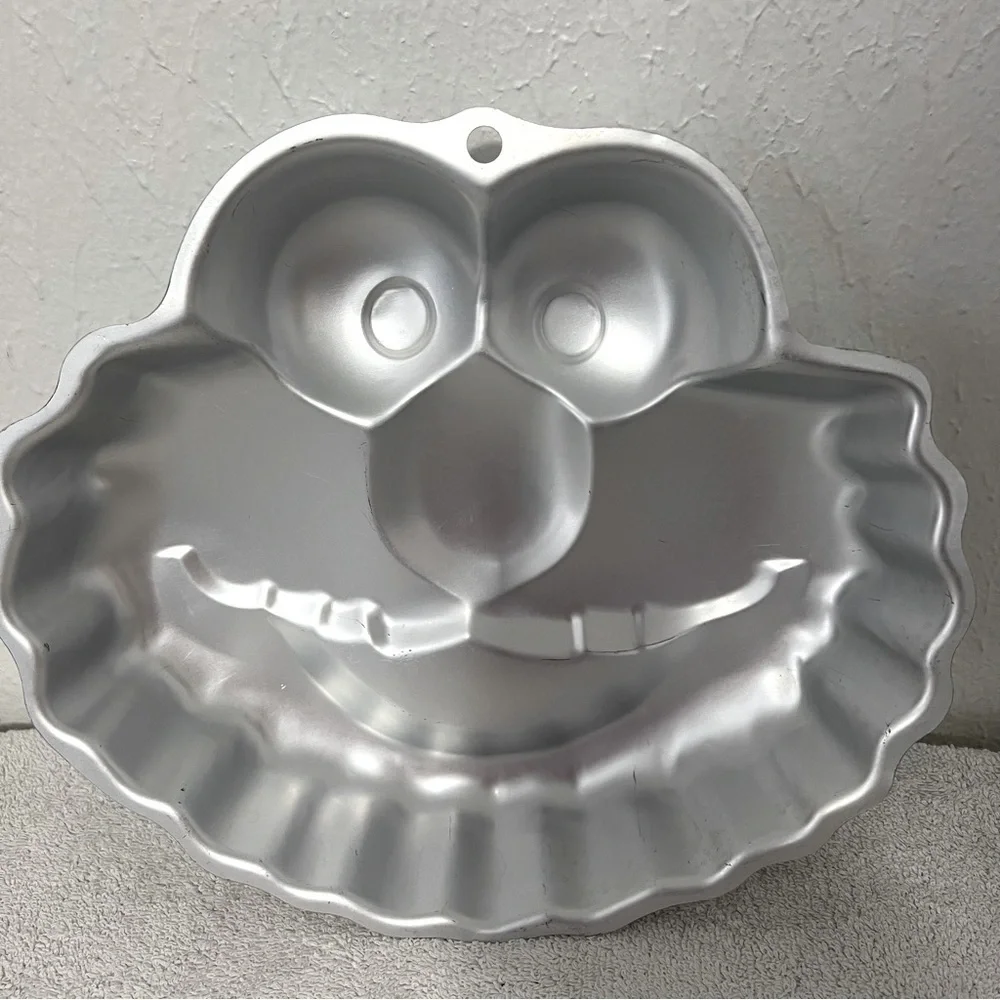 Vintage 2002 Wilton Sesame Street Elmo Shaped Aluminum Cake Pan 2105-3461 EUC